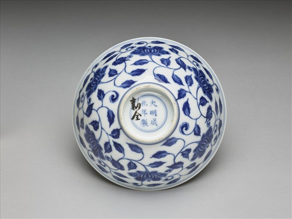 青花纏枝花卉碗