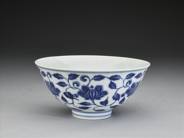 青花纏枝花卉碗