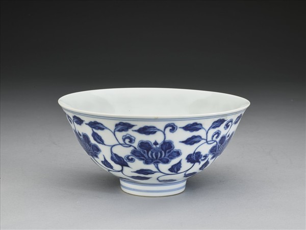 青花纏枝花卉碗