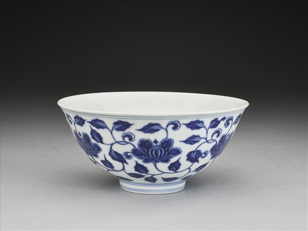 青花纏枝花卉碗