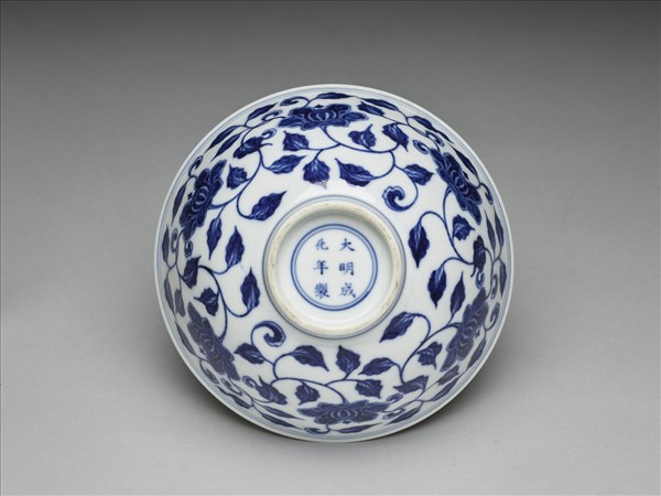 青花纏枝花卉碗