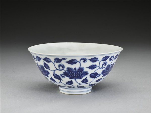 青花纏枝花卉碗