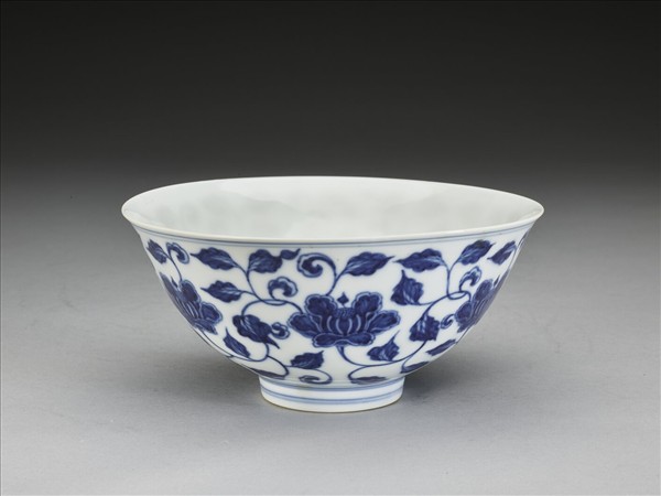 青花纏枝花卉碗