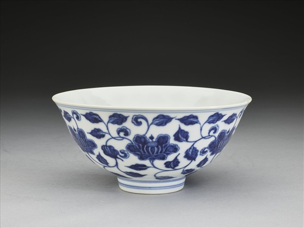 青花纏枝花卉碗
