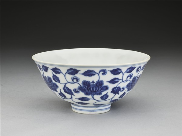 青花纏枝花卉碗