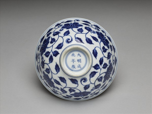 青花纏枝花卉碗