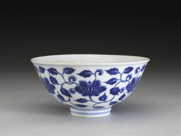 青花纏枝花卉碗