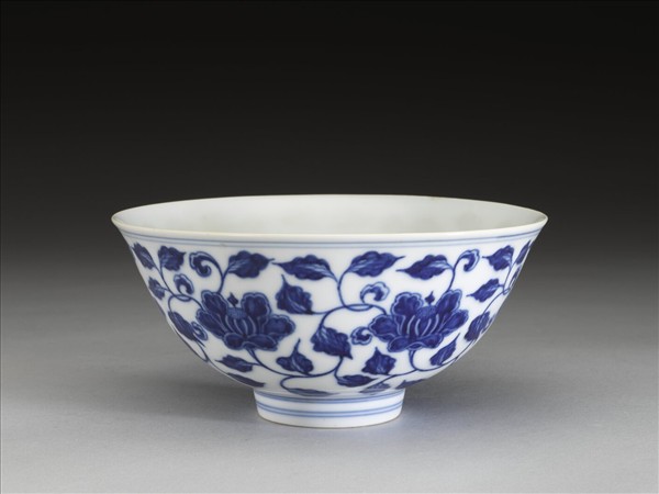 青花纏枝花卉碗