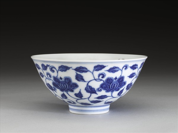 青花纏枝花卉碗