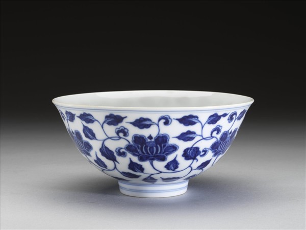 青花纏枝花卉碗
