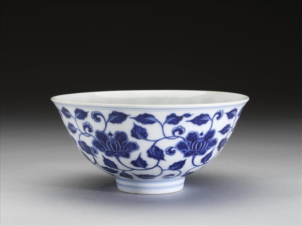 青花纏枝花卉碗