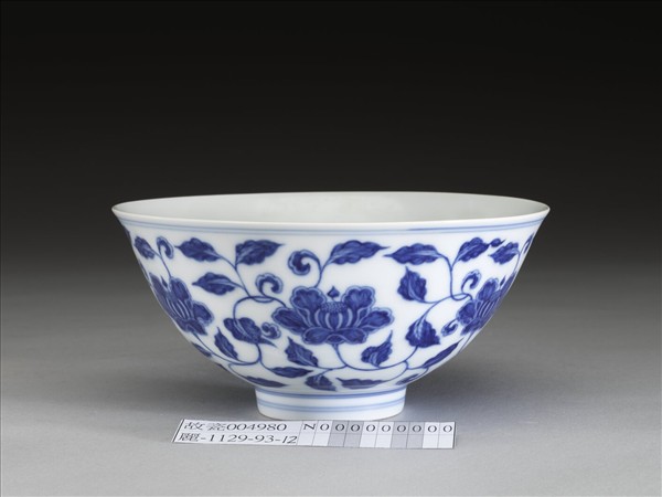 青花纏枝花卉碗