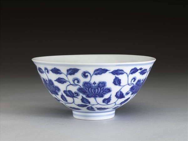 青花纏枝花卉碗