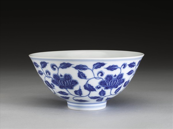青花纏枝花卉碗