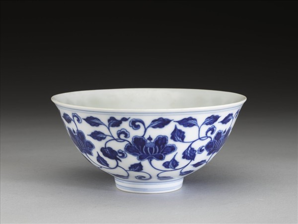 青花纏枝花卉碗