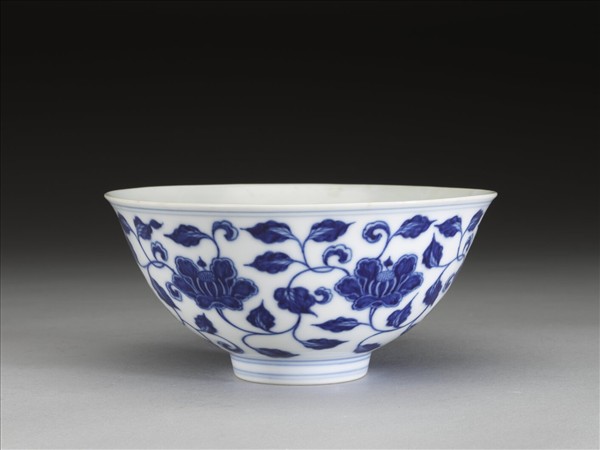 青花纏枝花卉碗