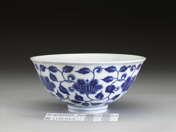 青花纏枝花卉碗