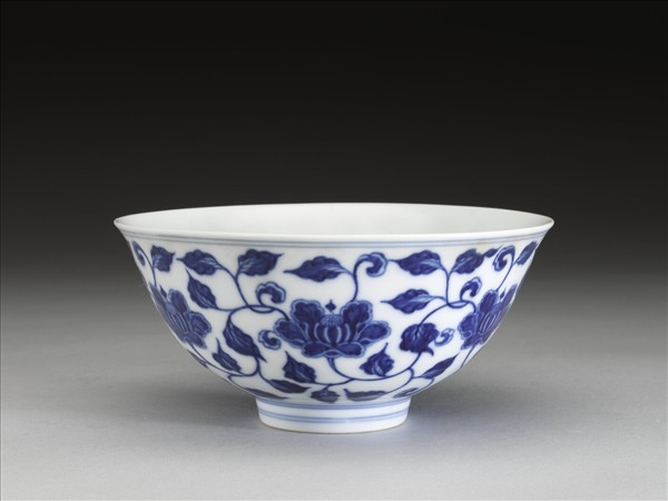 青花纏枝花卉碗
