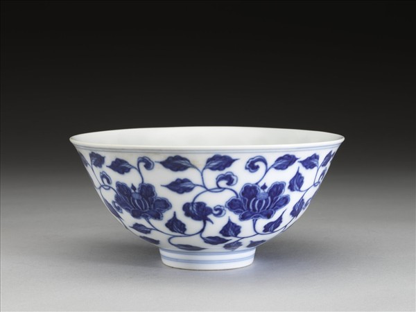 青花纏枝花卉碗