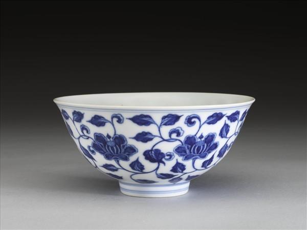 青花纏枝花卉碗