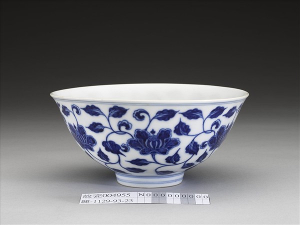 青花纏枝花卉紋碗