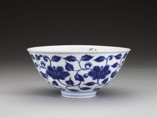 青花纏枝花卉紋碗
