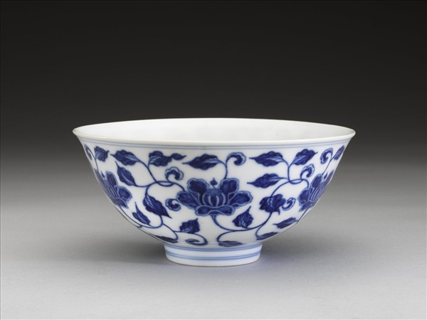 青花纏枝花卉紋碗