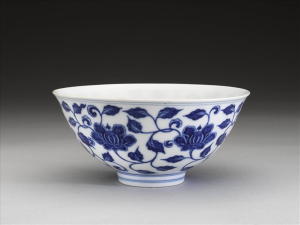青花纏枝花卉紋碗