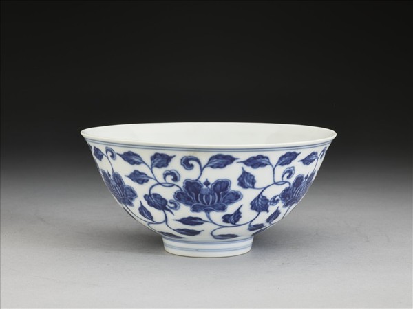 青花纏枝花卉紋碗