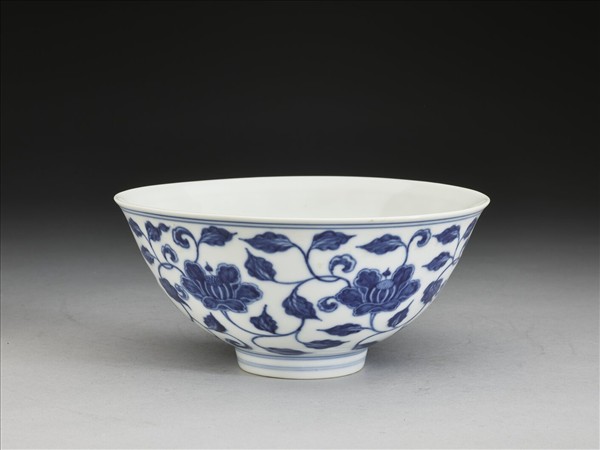 青花纏枝花卉紋碗