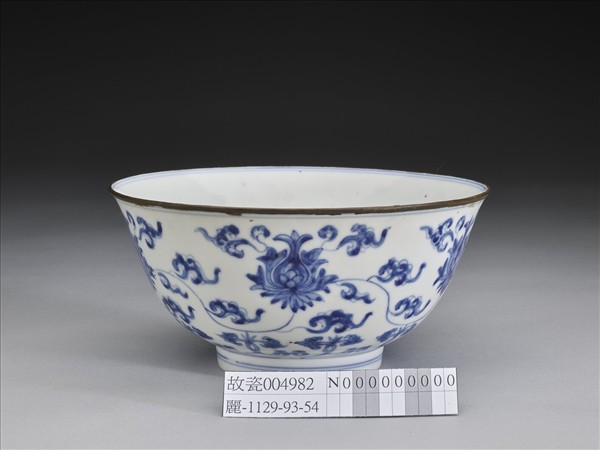 青花番蓮紋碗