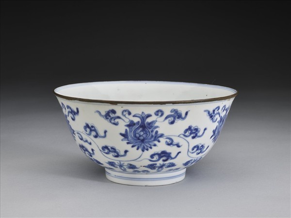 青花番蓮紋碗