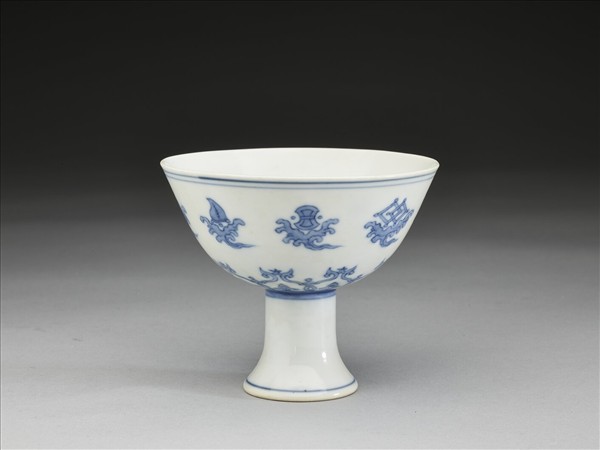 青花八寶紋高足杯