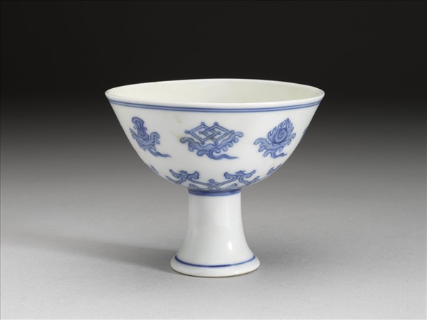 青花八寶紋高足杯