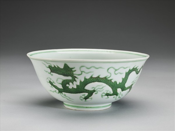 白瓷綠彩龍紋碗