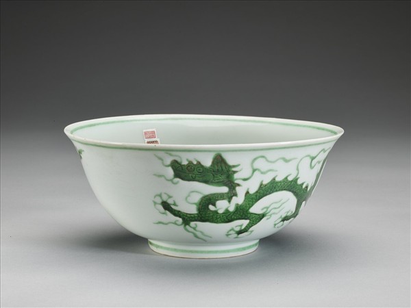 白瓷綠彩龍紋碗