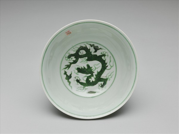 白瓷綠彩龍紋碗