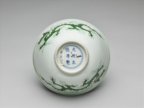 白瓷綠彩龍紋碗