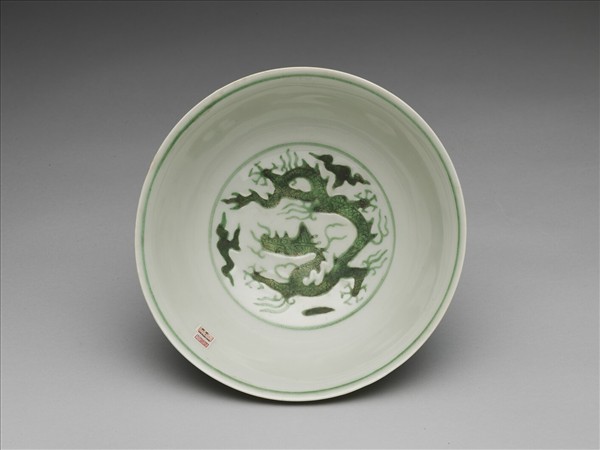 白瓷綠彩龍紋碗