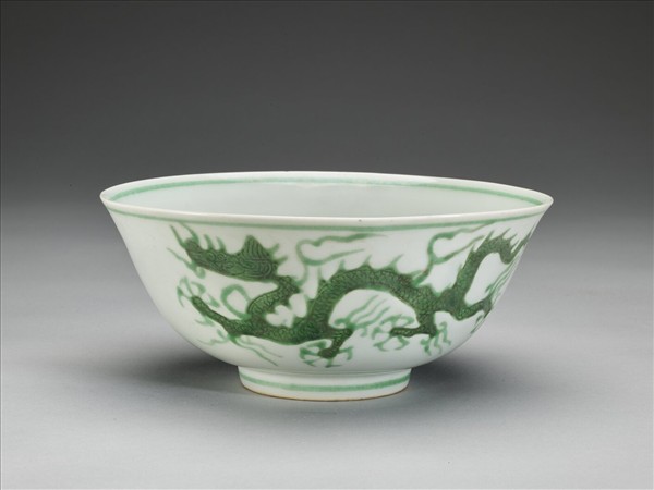 白瓷綠彩龍紋碗