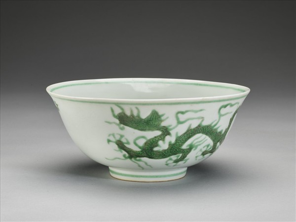 白瓷綠彩龍紋碗