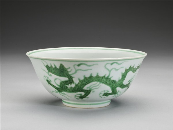 白瓷綠彩龍紋碗