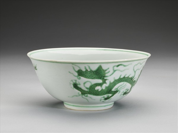 白瓷綠彩龍紋碗