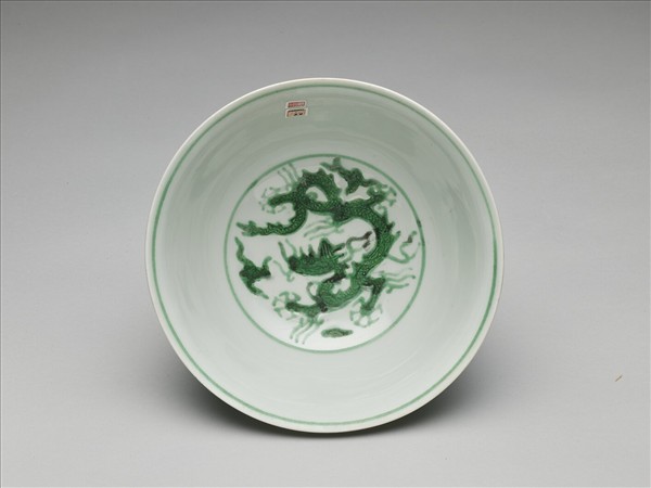 白瓷綠彩龍紋碗