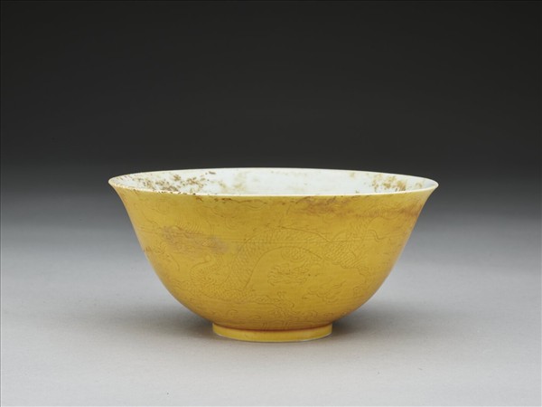 黃釉劃花雙龍紋碗