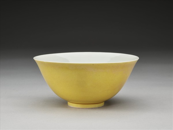 黃釉白裡碗