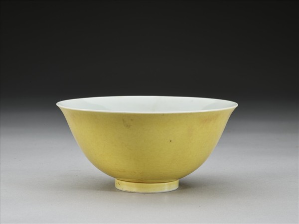 黃釉白裡碗