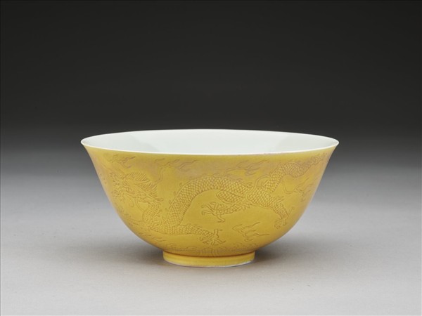 黃釉劃花雙龍紋碗