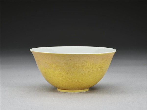 黃釉劃花雙龍紋碗