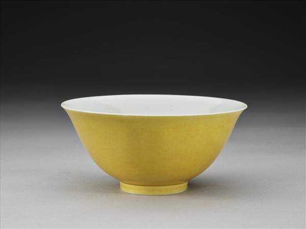 嬌黃釉白裡碗